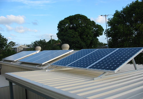 Montaje de paneles solares en el techo